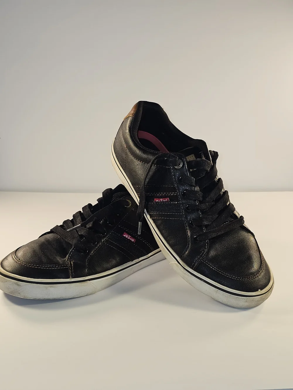 Levi’s Black Synthetic Leather Low Top Sneakers Men’s 10 Red Tab